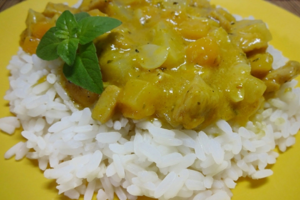 Kurczak w curry z dynią, ananasem i migdałami (bez glutenu, mleka i jajek)