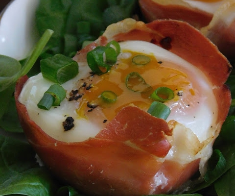 Jajka zapiekane z szynką parmeńską i suszonymi pomidorami