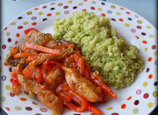 Kurczak z warzywami w sosie słodko-pikantnym i...  ryż  z kalafiora ;)