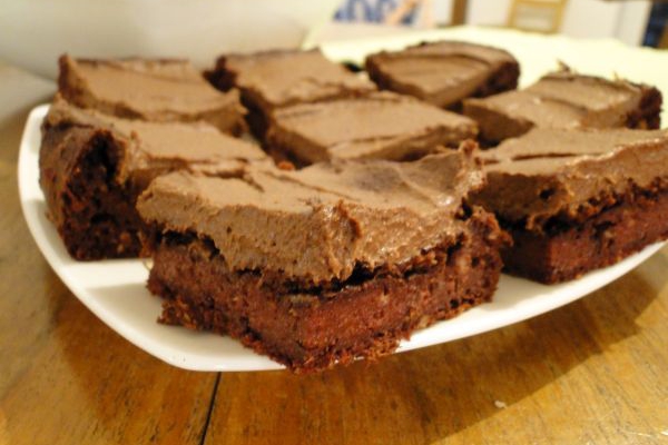 Wegańskie ciasto czekoladowe (z dodatkiem buraka) z kremem orzechowo-czekoladowym