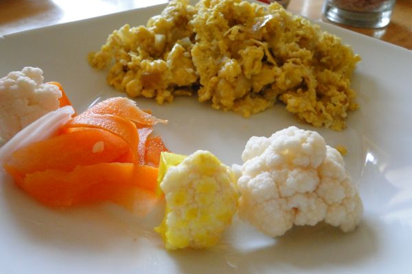 Jajecznica cebulowo-jaglana z kiszonym kalafiorem, marchewką i rzodkiewką