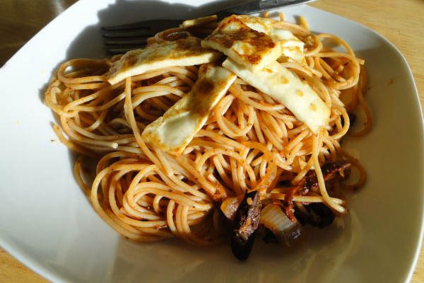 Spaghetti z oliwkami i grillowanym oscypkiem