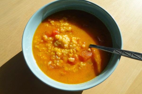 Nieco orientalna zupa pomidorowo-soczewicowa z dodatkiem mleka kokosowego
