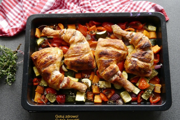 Udka kurczaka z warzywami - obiad z piekarnika