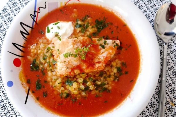 Pomidorowa zupa rybna z pieczonych pomidorów