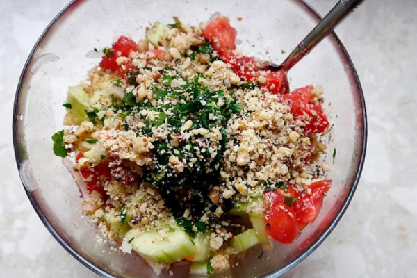 Gruzińska sałatka z pomidorów i ogórka z sosem orzechowym - salati nigvzit