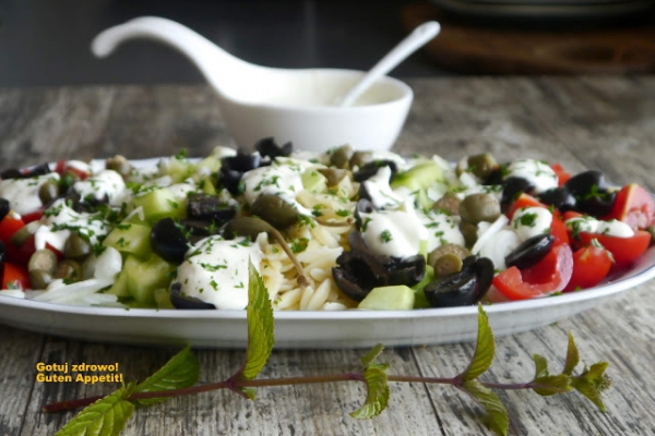 Kritharaki - grecka sałatka makaronowa z sosem jogurtowym