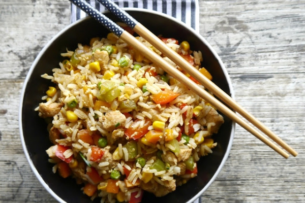 Kurczak z woka z ryżem i warzywami