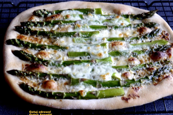 Pizza blanca ze szparagami