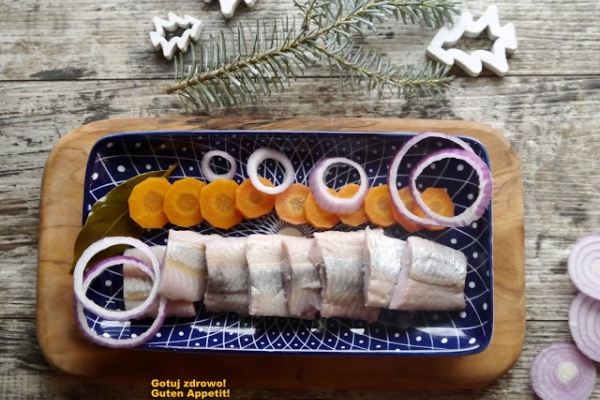 Inlagd still - szwedzkie śledzie marynowane z czerwoną cebulą i marchewką