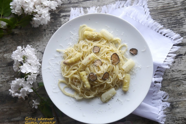 Spaghetti z białymi szparagami i truflami