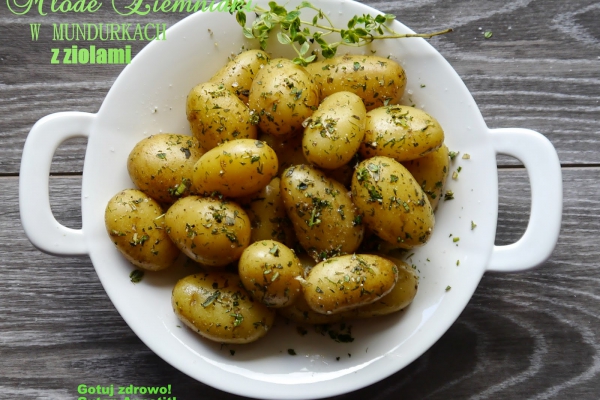 Młode ziemniaki w mundurkach z ziołami