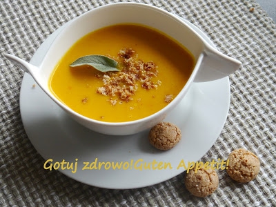 Zupa krem z dynii z mlekiem kokosowym i ciasteczkami amarettini oraz masłem szałwiowym