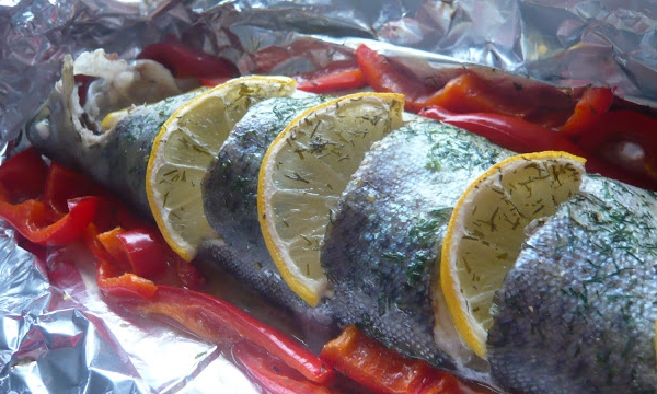 Pstrag pieczony w folii z rozmarynem, cytryną i czerwoną papryką. Wartości zdrowotne ryb