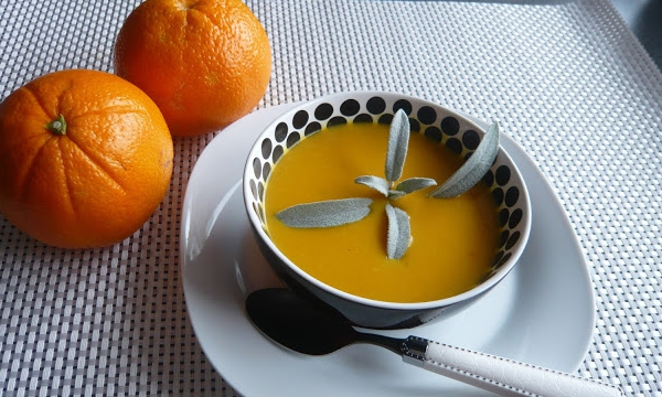 Zupa krem z marchewki, mleka kokosowego i soku z pomarańczy