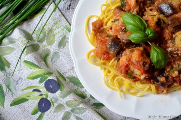 Makaron spaghetti z sosem pomidorowo-bakłażanowym