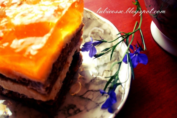 Ciasto brzoskwiniowe z marchewką i bakaliami