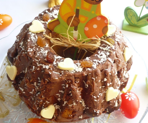 Drożdżowa baba wielkanocna z czekoladą