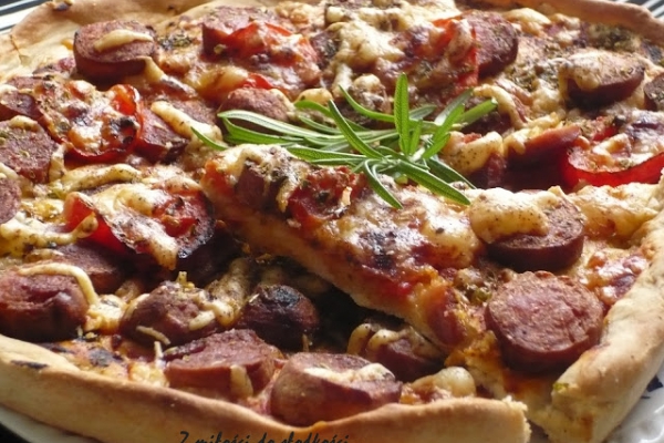 Pełnoziarnista pizza z chorizo