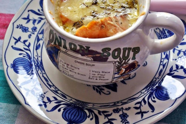 Zapiekana zupa cebulowa z grzankami i serem