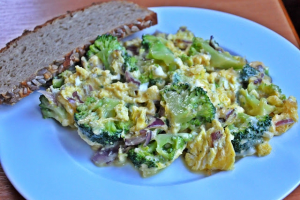 Jajecznica z brokułem i cebulą
