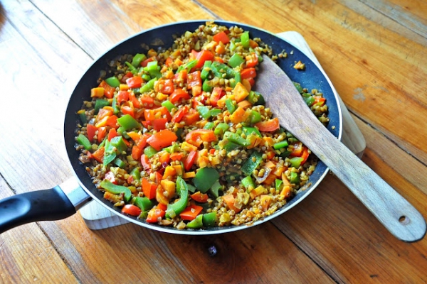 Kasza gryczana z warzywami w curry i z delikatną nutką cynamonu