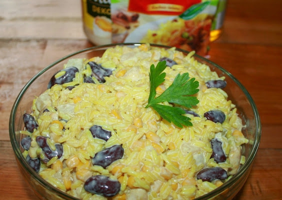 Sałatka curry z ryżem i kurczakiem w sosie majonezowo- miodowym