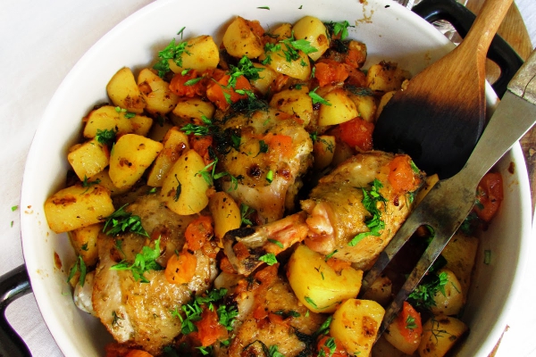Kurczak ziołowy z olejem rzepakowym, zapiekany z ziemniakami i pomidorami
