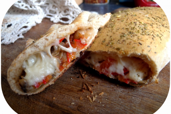 Pełnozirniste calzone z pieczarkami i papryką