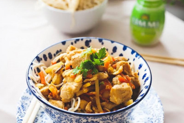 Kurczak słodko -kwaśny z warzywami i makaronem chow mein