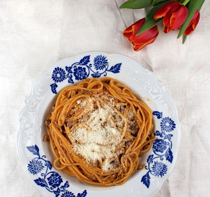 Pomidorowe spaghetti z indykiem i bazylią