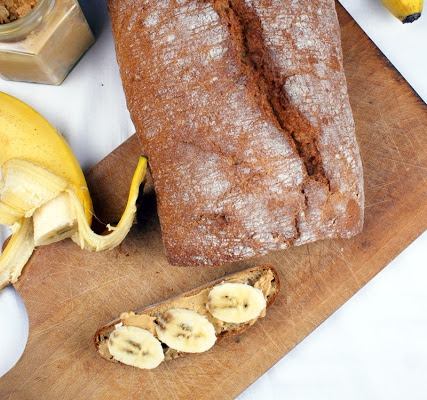 Kanapki z domowym masłem orzechowym i bananem