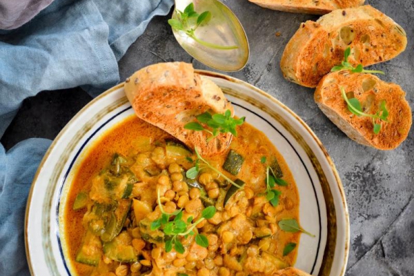 Curry z zieloną soczewicą i cukinią