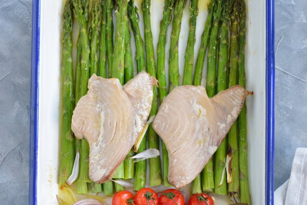 Pieczone zielone szparagi ze stekami z tuńczyka. Obiad w 20 minut!