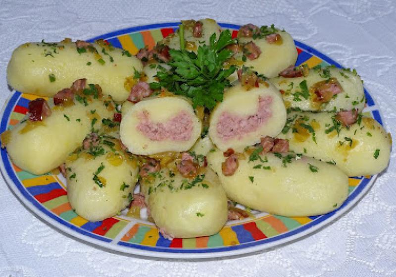 Domowe kluski ziemniaczane z kiełbasą – przepis krok po kroku