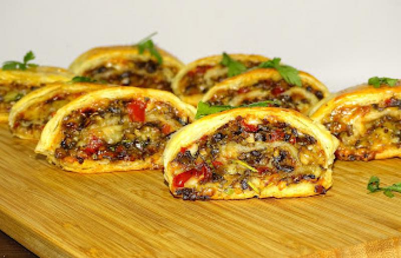 Chrupiące Roladki z Ciasta Francuskiego z Pieczarkami i Papryką