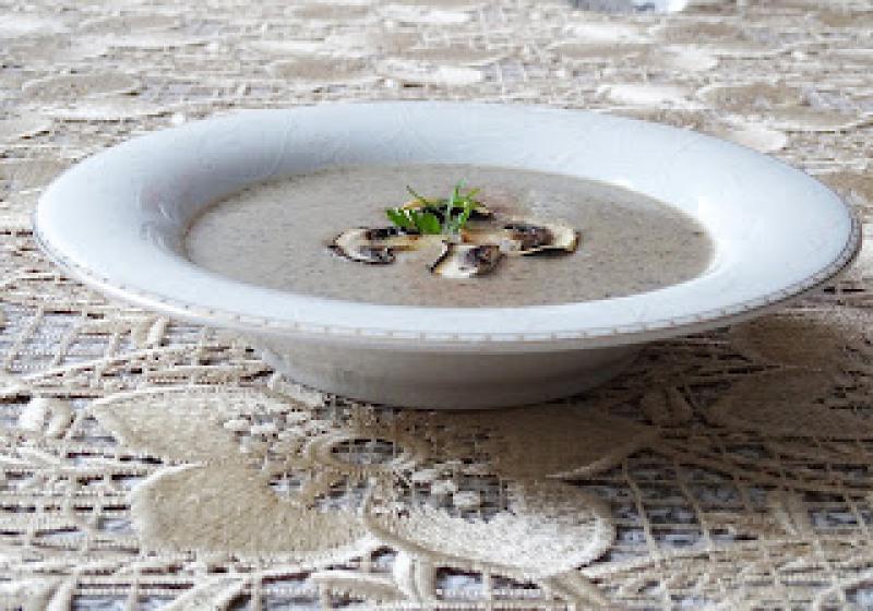 Aksamitna zupa krem z pieczarek z nutą gałki muszkatołowej