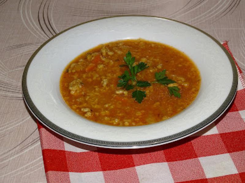 Rozgrzewająca zupa gołąbkowa – domowy smak w jednym garnku