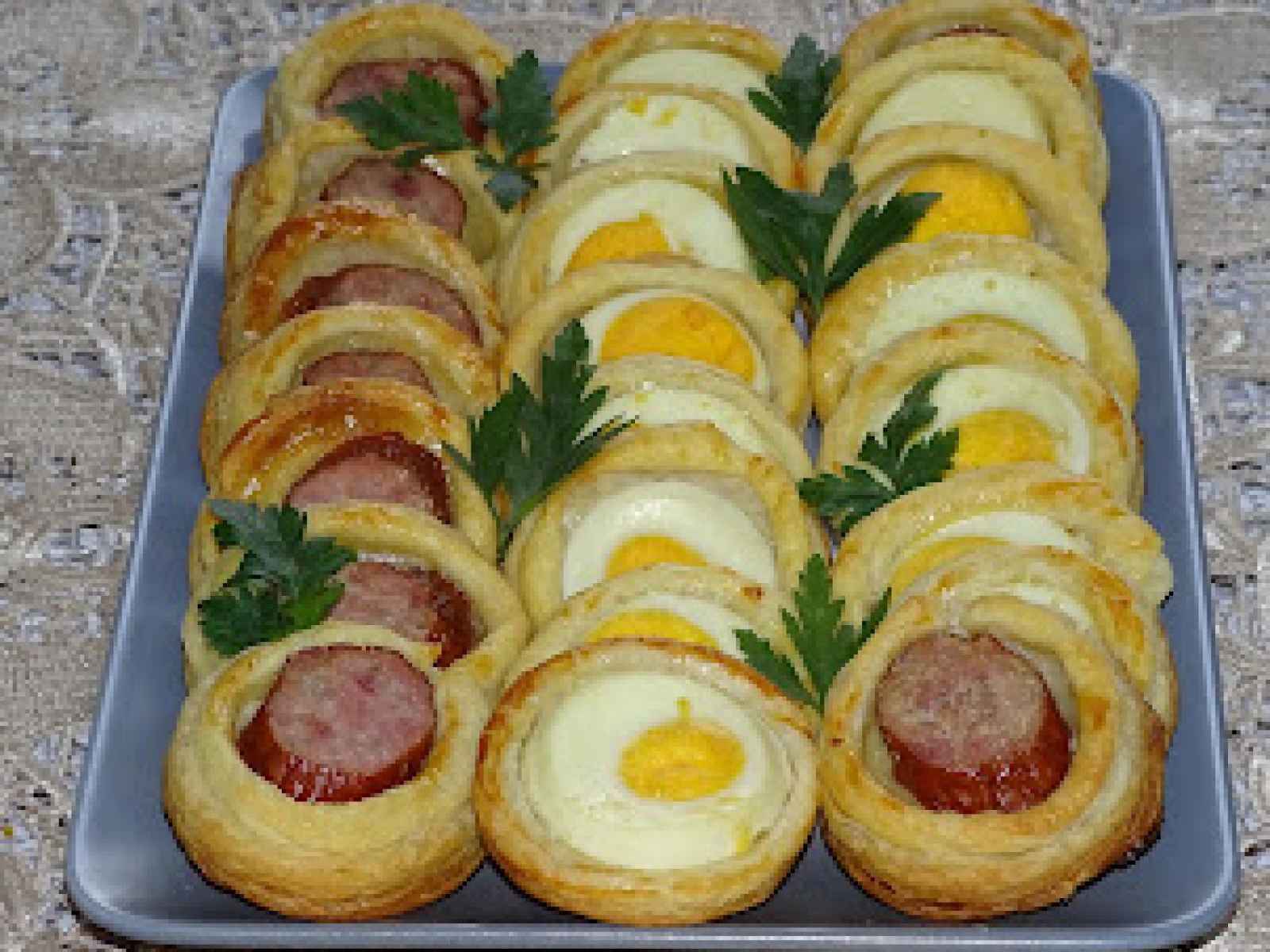 Chrupiące Gniazdka Wielkanocne z Jajkiem i Kiełbasą