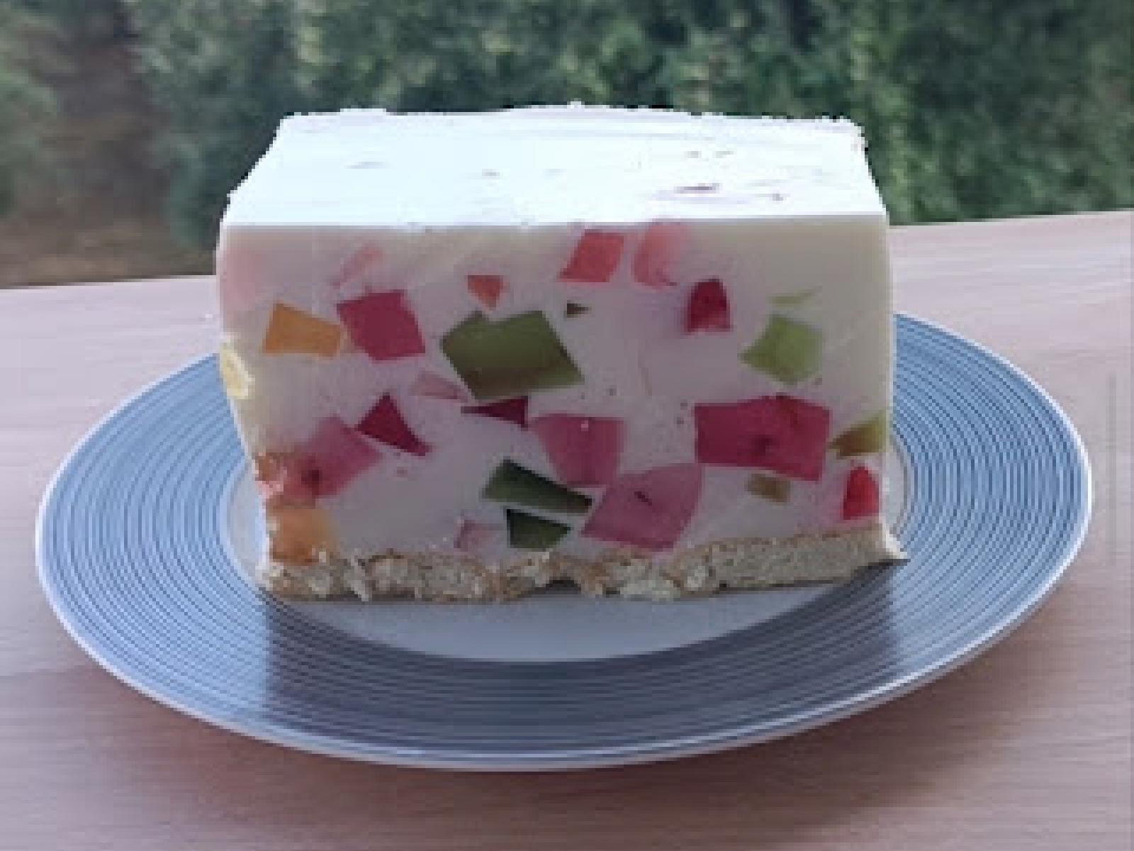 Śmietanowiec z kolorową galaretką