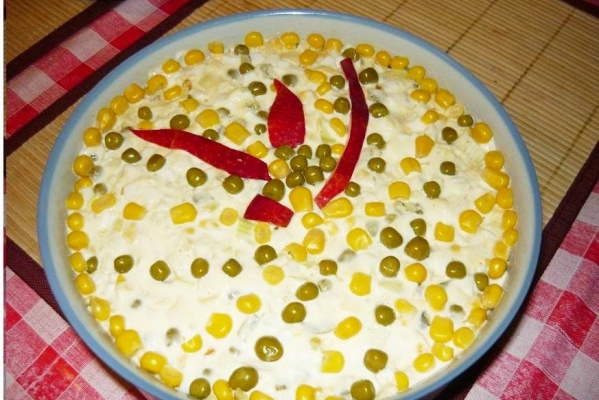 Sałatka z żółtym serem