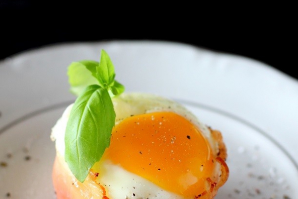 Jajka zapiekane w formie na muffinki