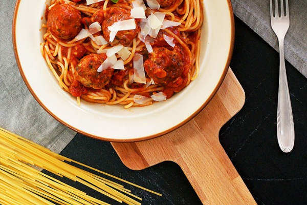 Spaghetti z ziołowymi klopsikami