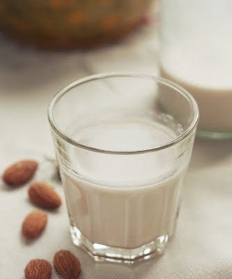 Superfoods: Mleko roślinne – mleko migdałowe