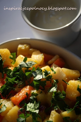 Warzywa korzeniowe w miodowej glazurze z sosem musztardowym