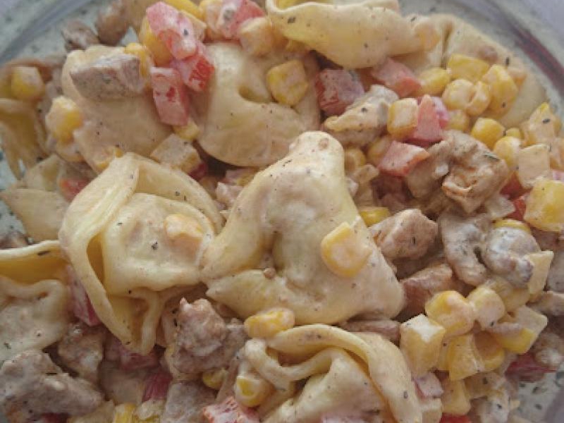 Sałatka z tortellini i kurczakiem gyros