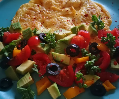 Omlet z awokado i pomidorami