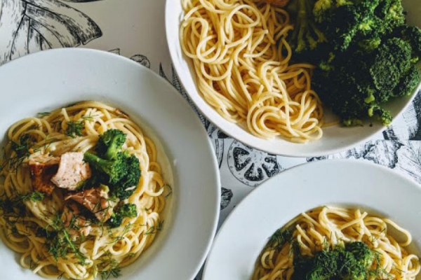 Spaghetti z łososiem i brokułami