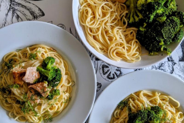 Lekkie spaghetti z łososiem i brokułami