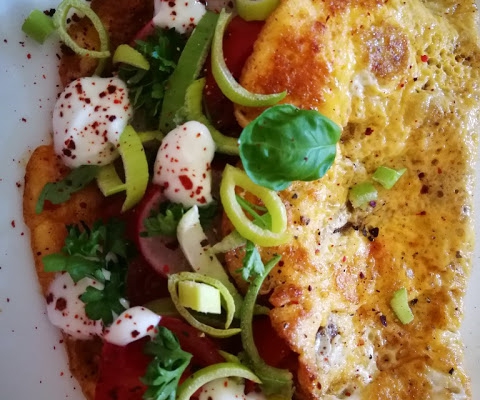 Bajeczny omlet z pomidorami, porem i jogurtem greckim